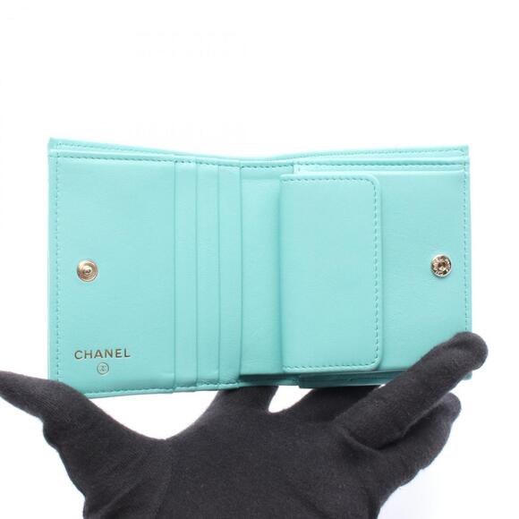 CHANEL Green Leather Wallet - Picture 3 of 7